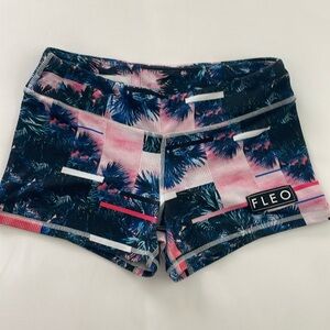 Fleo shorts size medium